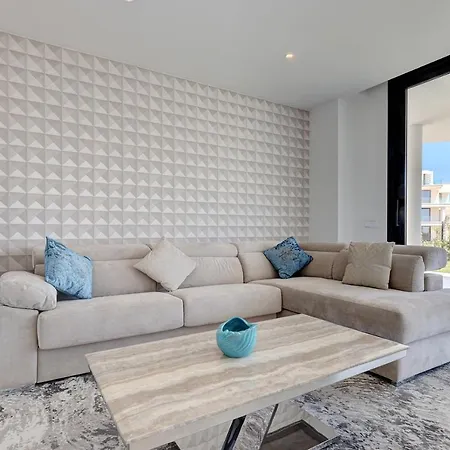 092 - Modern, Spacious El Higueron With Private Garden & Bbq Apartment