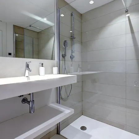 092 - Modern, Spacious El Higueron With Private Garden & Bbq *