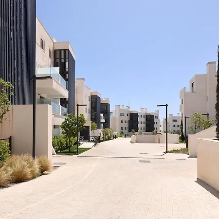 092 - Modern, Spacious El Higueron With Private Garden & Bbq Apartment *