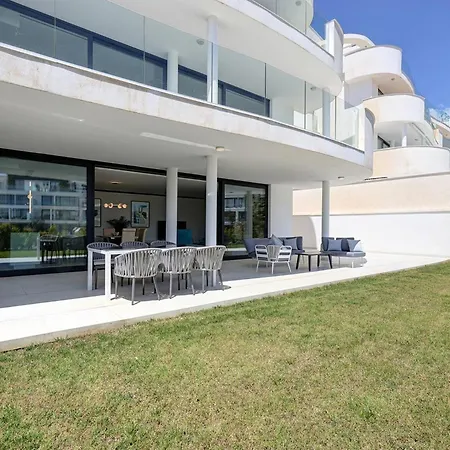 092 - Modern, Spacious El Higueron With Private Garden & Bbq