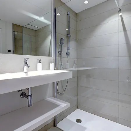 092 - Modern, Spacious El Higueron With Private Garden & Bbq Apartment