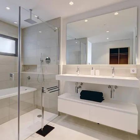 092 - Modern, Spacious El Higueron With Private Garden & Bbq
