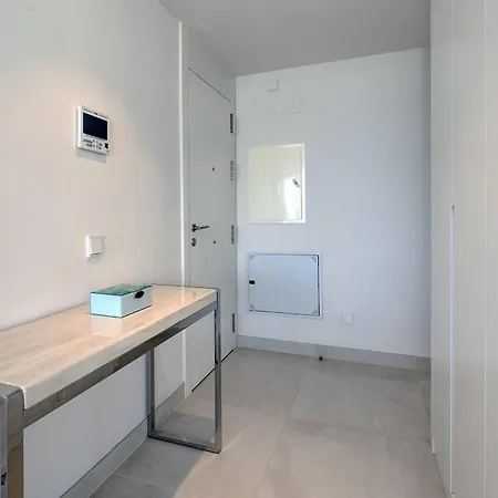 092 - Modern, Spacious El Higueron With Private Garden & Bbq *