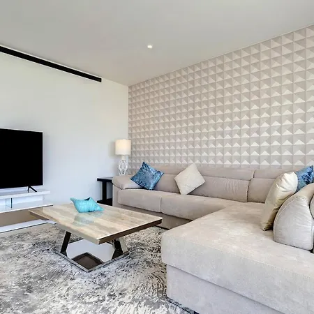 092 - Modern, Spacious El Higueron With Private Garden & Bbq Apartment *